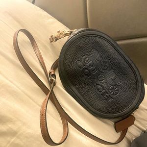 Coach horse and carriage cross body